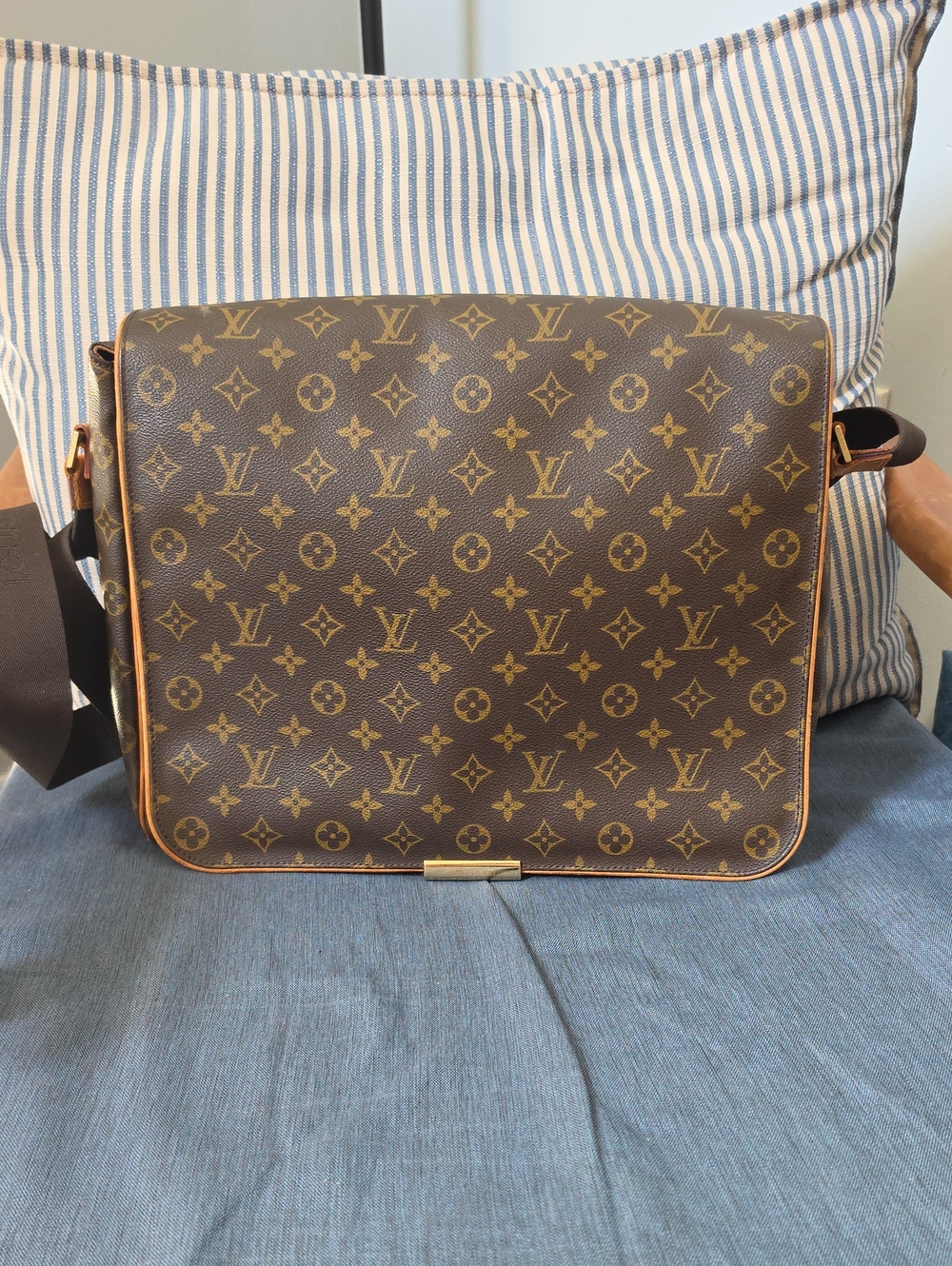 Louis Vuitton Abbesses Monogram Canvas Messenger Bag